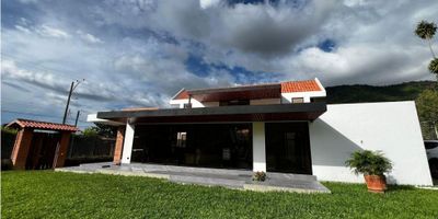 En venta casa campestre en la mejor zona de chinacota lejos del trafico y rodeada de naturaleza pero a la vez muy moderna. Esta casa cuenta con cuatro habitaciones,todas con bano y vestier, sala, comedor, zona social y mucho mas para mas informacion, llama Yaaa! - 25-290