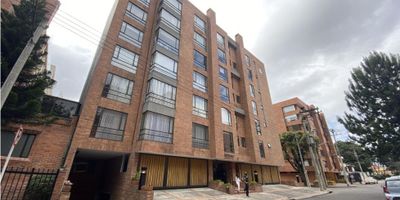 Se Vende Apartamento Duplex Exterior REMODELADO de 87 m2 en Rincon del Chico En el 1er piso se encuentra una amplia sala comedor con chimenea a gas Moderna cocina abierta con lavavajillas Area de lavado independiente y bano social 2do piso se encuentra la alcoba principal con un amplio closets y bano privado y una 2da alcoba auxiliar con bano auxiliar fuera APARTAMENTO para inversionista Rentado! Todos los pisos son en madera. 2 garajes en linea y cubiertos. Deposito. El conjunto tiene una sala de juntas.

IDEAL - 25-106