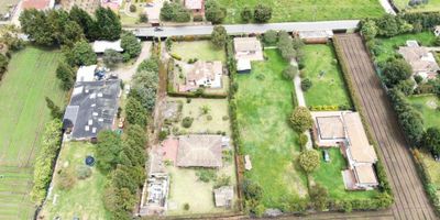 Rent-A-House vende un lote que es excelente oportunidad para construir la casa de tus sueños en un lugar tranquilo, rodeado de naturaleza y con una hermosa vista.Tiene una superficie de 2823 m2.Esta ubicado en la vereda Bojaca, zona residencial de Chia, cerca de centros comerciales, colegios, universidades y vias principales. Tiene una topografia plana. Aprovecha esta oportunidad - 25-233