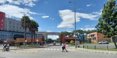 Rentahouse vende oficina de 120m2 en Zona Franca de Bogota, estrategicamente ubicada para impulsar el crecimiento de tu empresa. Beneficiate de una infraestructura de primer nivel, conectividad y acceso a servicios especializados.

El edificio cuenta con ascensor, acceso controlado, bancos, plazoleta de comidas y parqueaderos privados.

Aprovecha esta gran oportunidad, contactanos. - 25-1272