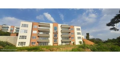 Apto. en arriendo en parcelación campestre en Alfaguara-Océano Verde en el sur. A 15 minutos de Cali.
Cuenta con sala-comedor,3 alcobas, 2 baños, estudio, cocina de concepto abierto, 2 parqueaderos, balcón, deposito, vista hacia la naturaleza del lugar. Se entrega con persianas y aire acondicionado en las alcobas. Tiene un lago para nadar, dos ríos, - 25-1321