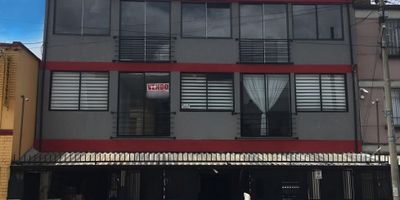 Rentahouse vende apartamento duplex amoblado para uso comercial y residencial, cuenta con 7 alcobas, 4 baños completos, 1 cocina por piso, terraza cubierta, parqueadero o local comercial con baño.

Cercano a vias principales, universidades, restaurantes, Estadio El Campin, centros comerciales y de facil acceso a transporte publico.

Aprovecha esta gran oportunidad de invertir. - 25-979