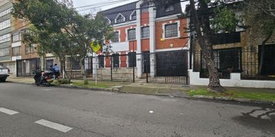 RentaHouse vende casa espectacular de 3 niveles Oportunidad de inversión! Ubicada en una de las zonas más emblemáticas de Bogotá, esta casa en Teusaquillo es perfecta para establecer tu negocio. Con un diseño versátil y espacios amplios, esta propiedad ofrece múltiples posibilidades para diferentes tipos de comercios, en el primer nivel al ingresar encontraran la recepción de la casa para tener un espacio para los visitantes, adicional encontraran hasta 8 puestos de trabajo, un salón para eventos y el parqueadero que tiene 3 puestos cubiertos y 2 descubiertos, y una pequeña cocineta para el área de alimentación y en el segundo nivel también podrán tener 8 puestos de trabajo y 4 banos, y en el tercer nivel un altillo con un gran espacio para eventos LLAMA YAA!!! - 25-1400