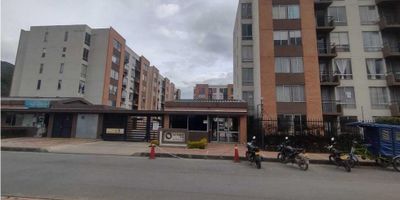 Rent-A-House Colombia Vende Bonito Apartamento en Gachancipa Sector Keranta, 52.68M2, Piso 5 con acceso por escaleras, sala, comedor con balcón con vista exterior, cocina integral,  zona de lavanderia indpendiente, 2 habitaciones auxiliares, 1 baño auxiliar, habitación principal con su baño privado. Conjunto con vigilancia, salon comunal parque infantil y parqueadero para visitantes. Servicios Estrato 3, excelente ubicación muy cerca de la variante con buen acceso al trasporte publico y el comercio de Gachancipa. Precio Negociable. Contactanos para mas información. - 25-1495