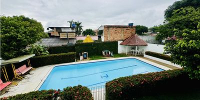 Rentahouse vende amplia casa campestre, ubicada en Carmen de Apicala,  con dos plantas, 7 habitaciones, 5 baños, sala comedor, cocina, 280 mts de construccion, piscina, deposito, quiosco bbq, rodeado de arboles frutales, un lugar de tranquilidad y descanso, una casa para descansar y recargarse de la ruidosa ciudad, con privacidad y valorización Rentahouse offers a spacious countryside house for sale in Carmen de Apicalá. This two-story home features 7 bedrooms, 5 bathrooms, a living-dining area, and a kitchen, with 280 sqm of construction. The property includes a swimming pool, storage room, and a BBQ kiosk, all surrounded by fruit trees. It's a tranquil and restful retreat, perfect for escaping the noise of the city, offering privacy and value appreciation. - 25-1606