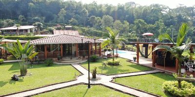 La Finca de Recreo es una impresionante propiedad que abarca 1.700 metros cuadrados de terreno, con una construcción de 145 metros cuadrados, ubicada en La Granvia, a tan solo 40 minutos de Mosquera vía La Mesa. La conveniente ubicación cuenta con tres vías de acceso, situadas a 1.300 metros de la vía principal, lo que garantiza fácil conectividad. La Finca de Recreo es una impresionante propiedad que abarca 1.700 metros cuadrados de terreno, con una construcción de 145 metros cuadrados, ubicada en La Granvia, a tan solo 40 minutos de Mosquera vía La Mesa. La conveniente ubicación cuenta con tres vías de acceso, situadas a 1.300 metros de la vía principal, lo que garantiza fácil conectividad.

La vivienda, de una sola planta, presenta una distribución bien planificada que brinda comodidad y funcionalidad. La lavada de 145 metros cuadrados es el corazón de la propiedad, sirviendo como punto de encuentro y relajación para sus residentes y visitantes.

Con tres acogedoras habitaciones, la finca tiene capacidad para albergar cómodamente a 10 personas. La casa está completamente amoblada, ofreciendo un ambiente acogedor y decorado con buen gusto. Además, cuenta con 9 baños, garantizando privacidad y conveniencia para todos los ocupantes.

La sala comedor, con capacidad para 10 personas, se integra armoniosamente con la cocina y el cuarto de ropas, creando un espacio central para la convivencia. Cuatro terrazas permiten disfrutar de las vistas panorámicas del entorno, mientras que una amplia pérgola de 10x6 metros equipada con utensilios de asado en acero inoxidable brinda la posibilidad de organizar eventos al aire libre.

Las comodidades adicionales incluyen una barbacoa a leña, una plancha de gas de 1x60 cm, horno, lavaplatos y estufa de 5 puestos, junto con un comedor de 10 puestos. Una bolirana eléctrica y una mesa de tres bandas completan las opciones de entretenimiento.

El área exterior es igualmente impresionante, con una piscina, sauna y 