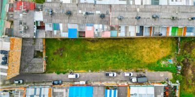 Â¡Gran oportunidad de inversiÃ³n en Funza, Cundinamarca!
Lote de 1.100 mÂ² con excelente ubicaciÃ³n, ideal para desarrollo comercial, de servicios e institucional. Cuenta con 74 metros de frente y 15 de fondo, acceso a todos los servicios pÃºblicos (energÃ­a, gas, acueducto, alcantarillado, alumbrado), y una casa para demoler. Ubicado cerca de importantes vías principales (Variante Funza-Cota, Calle 80, Siberia, Funza-Madrid-Mosquera-Facatativá), con centros comerciales, comercio local, hospitales y parques a pocos minutos. ¡Zona de alta valorización y gran proyección! - 25-1548