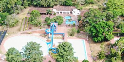 Te presento una oportunidad única en venta: una majestuosa hacienda colonial de 12.7 hectáreas que ofrece una experiencia incomparable en un entorno idílico. Esta hacienda cafetera, con su rica historia y una amplia gama de comodidades, es un verdadero tesoro que representa lo mejor de la arquitectura colonial y la belleza natural de Colombia. 1.200 mm por hectárea, Te presento una oportunidad única en venta: una majestuosa hacienda colonial de 12.7 hectáreas que ofrece una experiencia incomparable en un entorno idílico. Esta hacienda cafetera, con su rica historia y una amplia gama de comodidades, es un verdadero tesoro que representa lo mejor de la arquitectura colonial y la belleza natural de Colombia. 1.200 mm por hectárea,

Cuenta con cabañas, restaurantes, zonas húmedas, piscinas, toboganes, zona infantil, capilla, amplios parqueaderos, iglesia, casa histórica, caballerizas, plaza de toros, bares, discoteca, una gran oportunidad para invertir

Presenting a unique opportunity to own a magnificent 12.7-hectare colonial hacienda that offers an unparalleled experience in an idyllic setting. This coffee-producing estate, with its rich history and extensive range of amenities, is a true treasure, blending the best of colonial architecture with the natural beauty of Colombia.

With a coffee production capacity of 1,800 mm per hectare (minimum of 4 hectares), this hacienda is both a stunning residence and a thriving agricultural investment.

The property features a variety of facilities, including cozy cabins, restaurants, wet zones, swimming pools, water slides, a children's area, and a chapel. It also boasts spacious parking, a historic house, stables, a bullring, bars, a nightclub, and ample space for gatherings and events.

This is an exceptional opportunity for investors seeking to develop a hospitality business, cultural venue, or simply to own a piece of Colombian history in a breathtaking natural environment.

Don't miss this chance to invest in a p