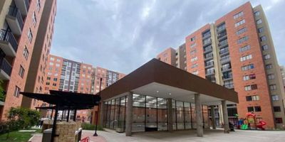 Rentahouse vende Apartamento en Madrid- Cundinamarca en Piso 10, con ascensor consta de 3 habitaciones 2 banos, Cocina moderna tipo americana, Piso en cerámica tipo madera, Zona de ropas independiente, Excelentes acabados, Parqueadero comunal, Conjunto con piscina, gimnasio, salón social y vigilancia 24/7 Ideal para familias o quienes buscan comodidad, seguridad y una excelente ubicación en uno de los sectores de mayor desarrollo en Madrid, Cundinamarca LLAMA YAAAAA!!! - 25-1781