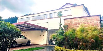 Rentahouse Vende Maravillosa Casa en Cota, en conjunto cerrado de solo 10 casas, con Vigilancia permanente, 3 habitaciones, la principal con baño privado, casa de construccion tradicional, con acabados modernos,  zona humeda con jacuzzy, zona de ropas independiente con habitacion y baño de empleada, concebida para que entre luz por todos sus angulos, rodeada un bello jardin, si quieres tranquilidad  esta opcion es para ti, LLAMA YA!!!! - 25-1390