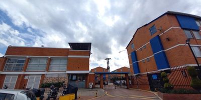 Se vende cómoda y funcional casa de 4 niveles, ubicada dentro de conjunto residencial tranquilo en el Barrio Tintala. Cuenta con 3 alcobas, 2 baños completos, acogedora sala comedor, cocina funcional y zona de ropas independiente.

El conjunto ofrece parqueadero comunal, vigilancia privada, terraza BBQ, salón social, bicicletero, parque infantil, gimnasio al aire libre y hermosas zonas verdes. Cercano a parques, Centros Comerciales, supermercados y colegios, de fácil acceso al transporte publico.

Contáctanos. - 25-1787