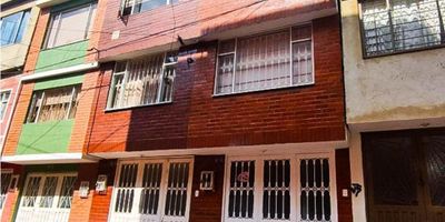 ¡Gran oportunidad de inversión!
Se vende casa de 3 pisos + terraza con punto de gas para BBQ. 4 habitaciones, 2 cocinas, 4 baños (1 sin ducha) y parqueadero para carro o varias motos. Ubicación estratégica: cerca Av. Suba y Av. Cali, colegios, centros comerciales y portal Transmilenio. ¡Ideal para vivir o rentar y hacer crecer tu patrimonio! - 25-1869
