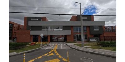 ¡Vive la experiencia de estrenar tu hogar en Chía! Se arrienda moderno apartamento de 50m², ubicado en un 3er piso acceso por ESCALERAS, con espacios pensados para tu comodidad: 2 habitaciones, 2 baños y una distribución funcional que lo hace perfecto para parejas o familias que buscan tranquilidad sin alejarse de la ciudad. Aquí disfrutarás del aire fresco y la calma de Chía, con zonas comunes diseñadas para tu bienestar: parque infantil para los más pequeños, terraza de yoga y estación biosaludable para mantener un estilo de vida activo, salón múltiple para tus reuniones y una divertida trici-ruta que hará los días diferentes. Su ubicación es inmejorable: acceso rápido por la variante Chía-Cota, cercanía a universidades, exclusivos centros comerciales (Fontanar, Centro Chía, Vivenza Plaza, Sabana Norte) y destinos de entretenimiento como el Parque Jaime Duque, el Autódromo de Tocancipá y el Club La Hacienda. Además, cuentas con la tranquilidad de tener a pocos minutos clínicas de prestigio como Marly, Jorge Cavelier Gaviria y Clínica Chía.  Lo mejor: El valor del arriendo INCLUYE la administración.  Una gran oportunidad para estrenar y disfrutar de un espacio moderno, bien ubicado y con todo lo que necesitas para vivir cómodamente. LLAMA YA!!! - 25-1731