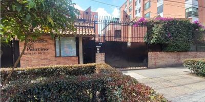 Se vende casa para tu familia en CEDRITOS con de 108 m², diseñada en tres niveles para ofrecer el máximo confort y privacidad. Ubicada en un seguro conjunto cerrado, la propiedad cuenta con 3 habitaciones, 3 baños, ESTUDIO y una acogedora chimenea para crear ambientes inolvidables. La cocina integral y el patio de ropas, 2 parqueaderos independientes. La ubicación es inmejorable, a pasos de centros comerciales, supermercados como D1, Olímpica y ARA, y con excelente acceso a Transmilenio y la Calle 147. ¡Una oportunidad que lo tiene todo! LLAMA YA!!! - 25-1696