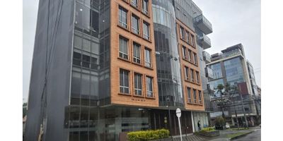 Rentahouse vende espectacular oficina exterior muy bien ubicada en Pasadena, perfecta para consultorio o uso comercial. Es un espacio luminoso y agradable, ideal para recibir a tus clientes o pacientes en un ambiente cómodo y profesional. La oficina cuenta con excelente iluminación natural, lo que crea un ambiente muy agradable para trabajar, Es una oportunidad fantástica si buscas un espacio funcional, bien ubicado y en un edificio con buena gestión, vigilancia privada, LLAMA YAAAA!!! - 25-1669