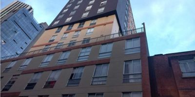 Se arrienda apartamento para estrenar en Las Nieves, en el corazón de Bogotá. Disfruta 44 m² de diseño moderno con 2 habitaciones, 2 baños y cocina con estufa eléctrica, ubicado en un 4º piso esquinero con ascensor y vista exterior. Vive con todas las comodidades: gimnasio, salas de homework, terrazas, lavandería y vigilancia 7x24. El valor del arriendo incluye administración. Su ubicación es inmejorable: a pasos del Centro Internacional, cerca a TransMilenio y a la futura estación del metro, rodeado de universidades (Tadeo, Central, Javeriana, Rosario, Andes, Externado, Piloto, América, Distrital), museos, teatros, planetario, comercio, variedad gastronómica y clínicas de primer nivel San Ignacio, Marly. ¡Estrena tu hogar en la mejor zona del centro y llama ahora! - 25-1809