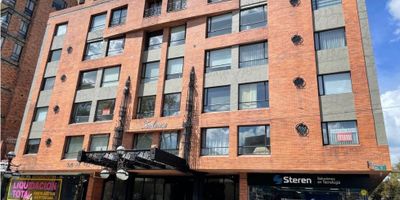 Hermoso apartaestudio con ambientes independientes, salcomedor con chimenea, amplia habitación con closet, baño con tina. Cocina integral cerrada con ventana comunicante al comedor, lavadero con tendedero y espacio para la lavadora. Un puesto de parqueadero independiente cubierto y depósito. El edificio cuenta con terraza, doble ascensor panorámico, servicio de vigilancia. Cerca al parque de la 9 - 25-1890