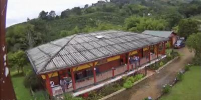 Parcela en venta a 7 minutos pueblo del Darién. Con 7 plazas a orilla de la carretera, con agua y energía.Casa ppal al estilo antioqueño: 5 alcobas, 3 baños, cocina integral, sala-comedor, zona de lavandería y hall de acceso.Corredor en L. Casa para mayordomo: 2 alcobas, cocina, baño, Ambas casas con piso en cerámica. Tiene 4 pesebreras,establo,lago para cultivo de peces, kioko,zona verde,parque. - 25-1825