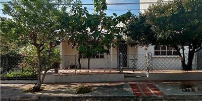 Se arrienda espectacular casa de esquina en Alto Bosque, Cartagena, con ubicación estratégica cerca de la Sociedad Portuaria, muelles, Escuela Naval y a solo minutos del Centro Histórico y Mamonal; amplia, fresca y con gran iluminación natural gracias a sus tres fachadas y techo nuevo de alta eficiencia térmica. La propiedad cuenta con 3 habitaciones grandes, 1 baño, sala-comedor, cocina, zona de labores, despensas, terraza de 40 m² con opción de parqueaderos y hermoso jardín de 43 m². Estrato 3, área total de 187,5 m², con gran potencial de adecuación según sus necesidades. - 25-1883
