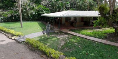 Finca de Ensueño en Medio de la Naturaleza - 24.000 m² de Belleza y Productividad

Se ofrece en venta una espectacular finca rodeada de montañas y naturaleza, ideal para quienes buscan tranquilidad, confort y un entorno productivo. Con una extensión de 24.000 metros cuadrados, esta propiedad combina infraestructura de alto nivel con recursos naturales excepcionales. Casa Principal

Área construida de 220 m²

Seis amplias habitaciones y cinco baños

Diseño funcional, espacios luminosos y excelentes acabados

Área de Servicio y Producción

Casa para empleados con cuatro habitaciones

Dos bodegas amplias para almacenamiento o labores agrícolas

Zona destinada para perros de seguridad

Recursos Naturales e Infraestructura

Lago con patos y lagos adicionales aptos para cultivo de peces

Piscina y jacuzzi privados

Tanques de agua con capacidad de 10.000 litros

Bomba de agua con conexión al río

Colina con vista panorámica y acceso directo al cauce del río

Zona de BBQ completamente equipada

Árboles frutales y tierras fértiles de alta productividad

Entorno y Potencial

La finca se encuentra en un entorno natural privilegiado, rodeado de montañas y con un clima ideal para el descanso o el desarrollo de proyectos turísticos, ecológicos o agrícolas. Su combinación de belleza, funcionalidad y recursos naturales la convierte en una oportunidad única.

Una propiedad lista para habitar, disfrutar o desarrollar. Ideal para quienes valoran la naturaleza, la comodidad y el potencial productivo. - 25-1945