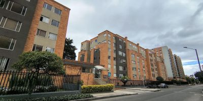 El apartamento se encuentra en ubicado en San José del Prado en un 3er. piso con acceso por escaleras. Cuenta con sala comedor, cocina cerrada con área de ropas, instalación de gas, dos habitaciones (la principal con baño privado) mas un baño auxiliar con ducha, parqueadero cupierto, depósita. El Edif, tiene BBQ, Salón Social y Areas Verdes. - 25-1898