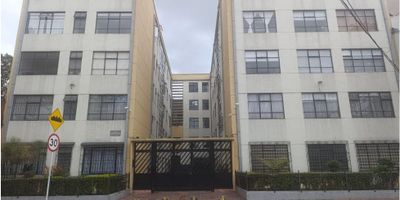 Rent-A-House ofrece en arriendo amplio apartamento en el prestigioso barrio La Soledad, consta de Sala  y comedor independientes, cocina lineal integral y abierta con tope de granito, 2 alcobas con closet y muy iluminadas, 1 baño, patio de ropas.  Ubicado en 1er piso en Conjunto cerrado, no tiene vigilancia privada ni parqueadero. Administracion incluida - 25-1916