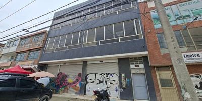 Se arrienda amplio edificio de 700m² ubicado en el sector El Altico de Soacha, sobre la Autopista Sur, una zona estratégica y de gran proyección.

Consta de tres niveles y una amplia terraza, ideales para adecuar según la necesidad del negocio o institución. Gracias a su ubicación sobre vía principal y su excelente visibilidad, es una opción ideal para el sector educativo, colegios, instituciones, industrias, entidades de gobierno, comercio, vitrinas, farmacias o centros de servicios. Su diseño versátil y amplios espacios lo convierten en una oportunidad perfecta para proyectos que busquen presencia y fácil acceso en una zona de alto crecimiento. Contáctanos. - 25-1968