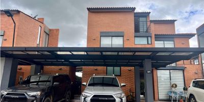 Rentahouse Vende Magnifica Casa en Chía, diseñada para ofrecerle el balance perfecto entre la tranquilidad campestre y las comodidades modernas, con espacios de amplitud inigualable y llenos de luz, 3 habitaciones grandes, cada una con su baño y balcón, estupenda zona social, que integra sala comedor, cocina moderna y terraza, zona de ropa independiente, family room, hall de alcobas y un gran espacio para gimnasio y oficina que hará de tu casa un refugio de lujo y tranquilidad. Cada área de la casa destaca por su gran tamaño, permitiendo una distribución cómoda y versátil de sus muebles y decoración. Posee un hermoso jardín privado, ideal para mascotas y niños. El conjunto residencial ofrece un fantástico Club House con múltiples amenidades para el disfrute de toda la familia, piscina, sauna, gimnasio, canchas deportivas, salón de juegos, salón social, zonas verdes ¡Un estilo de vida que espera por usted! LLAMA YA!!!! - 25-1940