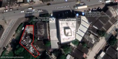 Potencial Inmobiliario en el Corazón Empresarial de Cartagena. Se vende lote con casa en el Sector San Isidro, El Bosque, con un área total de 921 m², ubicado estratégicamente en una esquina clave que colinda con el corredor vial y la trasversal 54. Este lote es perfecto para desarrollar bodegas industriales, centros de comercio, hoteles o IPS. La zona de El Bosque, reconocida por su ubicación. - 25-742