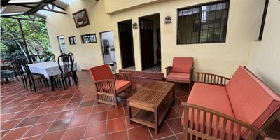 Esta encantadora casa campestre en venta en Cachipay tiene todos los elementos necesarios para disfrutar de la serenidad y belleza de la vida rural. Ubicada en un terreno generoso de 3300 metros cuadrados, esta propiedad ofrece un amplio espacio para explorar y relajarse. Con una construcción de 200 metros cuadrados, esta casa cuenta con un diseño cuidadosamente planificado que combina comodidad y estilo.

Al ingresar a la propiedad, serás recibido por un entorno natural impresionante, donde el aire fresco y el canto de los pájaros te brindarán una sensación de calma instantánea. La casa en sí misma ofrece un total de 4 habitaciones, lo que la convierte en el refugio perfecto para una familia o aquellos que buscan un espacio adicional para invitados.

Los dos baños garantizan comodidad y privacidad para todos los residentes, mientras que las dos salas y dos comedores proporcionan áreas versátiles para el entretenimiento o simplemente para disfrutar de momentos de tranquilidad en compañía de tus seres queridos.

Uno de los mayores atractivos de esta propiedad son los exuberantes jardines que la rodean. Con una variedad de árboles frutales, podrás disfrutar de la frescura de la naturaleza directamente desde tu hogar. Imagina despertar cada mañana con el aroma de frutas frescas y la vista de un paisaje lleno de verdor.

Además de su belleza natural, esta casa campestre ofrece una sensación de paz y tranquilidad que es difícil de encontrar en entornos urbanos. Aquí, podrás escapar del bullicio de la vida cotidiana y sumergirte en un ambiente donde el tiempo parece moverse más despacio, permitiéndote disfrutar plenamente del momento presente.

En resumen, esta casa campestre en venta tiene todos los elementos necesarios para una vida tranquila y confortable en medio de la naturaleza. Con su amplio espacio, comodidades modernas y entorno sereno, representa una oportunidad única para aquellos que buscan un refugio en un paraíso rural.

This house f