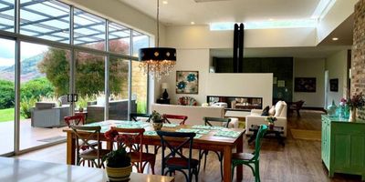 ARRIENDO ESPECTACULAR CASA EN CONJUNTO CERRADO CON CLUB HOUSE EN MACADAMIA DEL RÍO - KM 4.6 LA CALERA SOPÓ - TAN SOLO OCHO AÑOS DE CONSTRUCCIÓN. MODERNA, PERFECTO ESTADO, ELECTRODOMÉSTICOS DE COCINA DE EXCELENTE CALIDAD.
GRAN SALON  COMEDOR CON CHIMENEA Y COCINA ABIERTA  CON VISTA ABIERTA  A LAS MONTAÑAS Y VALLE DE SOPÓ. ALACENA ESPACIOSA Y ZONA DE LAVANDERÍA CON VENTILACIÓN Y LUZ NATURAL. TERRAZA ABIERTA CON VISTA HERMOSA. SALA AUXILIAR CON CHIMENEA Y VENTANAL CON VISTA A VERDE. BAÑO SOCIAL.
ALCOBA PRINCIPAL DE GRAN TAMAÑO RODEADA DE VERDE Y LUZ,  CON VESTIER Y BAÑO PRIVADO.  ESTUDIO AMPLIO CON MUEBLE Y BAÑO PRIVADO QUE SE PUEDE CERRAR Y CONVERTIR EN TERCERA ALCOBA. DOS ALCOBAS AUXILIARES EN SEGUNDO NIVEL - CADA UNA CON VESTIER Y BAÑO PRIVADO. PANELES DE CALEFACCIÓN.

CLUB HOUSE PERFECTAMENTE DOTADO CON GIMNASIO Y VESTIER PARA HOMBRES Y MUJERES, JACUZZI, ZONAS HÚMEDAS, SALÓN PARA EVENTOS CON COCINA AMPLIA Y FUNCIONAL, CANCHA DE TENIS. JEANNETTE