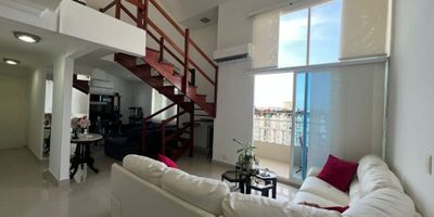 Descubre la elegancia y comodidad en este exclusivo apartamento de 3 habitaciones y 2 baños, cuarto y baño de servicio, con 124 metros cuadrados de espacio para disfrutar desde el balcón, podrás apreciar la vista y la iluminación natural que inunda cada rincón, adicional cuenta con una terraza/patio en el segundo piso. La cocina integral y el estudio ofrecen funcionalidad, mientras que el aire acondicionado y la vigilancia privada 24/7 garantizan tu confort y seguridad. Disfruta de la terraza, la zona de BBQ, la piscina y las zonas verdes, todo dentro de un ambiente de lujo y tranquilidad. Este lugar es más que un hogar, es una experiencia de vida inigualable. ¡Bienvenido a tu nuevo hogar!