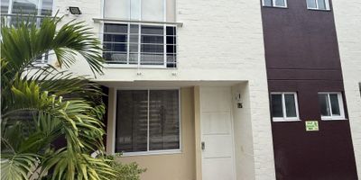 Casa en conjunto campestre en Ricaurte - Zona de gran valorización

Descubre esta encantadora casa de 58 m² construidos, ubicada en un conjunto campestre en una de las zonas de mayor crecimiento y valorización de Ricaurte. Su diseño práctico y acogedor la convierte en el lugar ideal para disfrutar de la tranquilidad y el descanso que mereces. La propiedad cuenta con:

Sala comedor con excelente iluminación natural.

Moderna cocina integral, funcional y bien distribuida.

Patio y zona de lavandería independiente.

3 dormitorios cómodos y ventilados.

2 baños completos.

1 depósito para mayor comodidad.

El conjunto ofrece completas áreas sociales:

Piscinas para adultos y niños.

Zona de BBQ ideal para reuniones y momentos en familia.

Parque infantil para el entretenimiento de los más pequeños.

Parqueaderos para residentes y visitantes.

Un espacio diseñado para el descanso, la diversión y la inversión segura en una región con excelente proyección. - 25-1804
