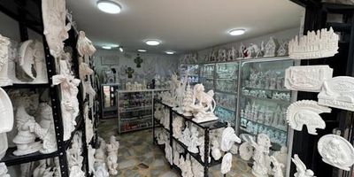 Amplia casa comercial ubicada en el Libertador , con una distribución versátil que la convierte en una excelente opción para uso comercial, residencial o de bodegaje. Dispone de un local frontal apto para atención al público, áreas internas ideales para talleres, almacenamiento o producción, patio interior que aporta ventilación, cocina y comedor independientes, y habitaciones amplias que pueden adecuarse como oficinas, salas de trabajo o espacios habitables. Su ubicación en un sector con buen flujo peatonal y vehicular, junto con la flexibilidad de sus espacios, la convierte en una oportunidad ideal para emprendedores, empresas familiares o quienes buscan combinar vivienda y negocio en un mismo inmueble.