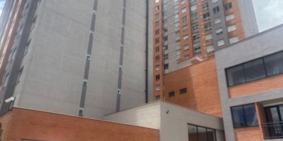 Se arrienda un apartamento para estrenar en el sector de Barrancas del Norte, ubicado en un onceavo piso que ofrece una excelente iluminación natural. Este inmueble cuenta con dos alcobas con closet, dos baños, sala-comedor, cocina integral y una zona de lavandería. El edificio dispone de parqueaderos comunales, vigilancia 24/7, ascensor, salón social y un parque para niños. Su ubicación estratégica sobre la Calle 161 con Carrera 7 garantiza excelentes vías de acceso y fácil transporte público.