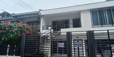 DEPARTAMENTAL, APARTAMENTO EN PRIMER PISO, EXCELENTE UBICACION, ESTRATO 4, CONSTA DE: SALA COMEDOR, COCINA SENCILLA CON GABINETES SUPERIORES E INFERIORES, SIN ESTUFA, INSTALACION A GAS, PATIO CON LAVADERO, DOS ALCOBAS CON CLOSETS, PRINCIPAL CON BAÑO, BAÑO DE ALCOBAS, CON DIVISIONES EN ALUMINIO ACRILICO, EXCELENTE UBICACION.  PARQUEADERO EXTERNO PARA UN VEHICULO PEQUEÑO.  SERVICIOS SE LIQUIDAN ENERGIA CON CONTADOR TESTIGO Y AGUA CONSUMO DE ACUERDO AL NUMERO DE PERSONAS.