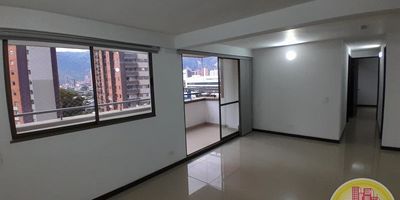 Codigo: 10588. 10° Piso en edificacion de 26 pisos. Acceso al inmueble: Directo a la via, sendero peatonal y ascensor. Alcobas con puertas, baños cabinados en vidrio, calentador a gas, cubierta y extractor. Parqueadero para carro y cuarto útil. Administración de la copropiedad incluida. Máximo 5 personas. Mascota pequeña. Se debe entregar pintado y resanado. Consultar restricciones.