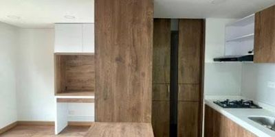 Acogedor apartaestudio en Carlos Lleras, ubicado en piso 11 con ascensor y excelente conectividad: a pasos de la Av. Boyacá, Terminal Salitre, parques, Maloka y Salitre Plaza. Con 28 m², ofrece habitación con clóset, sala-comedor, cocina integral a gas con calentador, y zona de ropas. El conjunto cuenta con salón social. No tiene parqueadero. Canon incluye administración. ¡Comodidad y ubicación estratégica en un solo lugar!