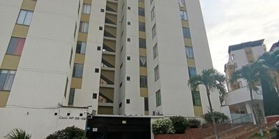 Exclusivo apartamento en venta en Floridablanca, Santander. Este impecable inmueble de estrato 4 cuenta con 3 habitaciones la principal con baño y balcón y alcoba de servicio, 2 baños completos y baño social. Con una construcción de 120m², cocina integral y balcón, ofrece comodidad y elegancia. Construido en 1995, se encuentra en conjunto cerrado con sauna, gimnasio, piscina, juegos infantiles, portería, salón comunal, ascensor y canchas múltiples. Disfruta de vistas exteriores, piscina de niños, vigilancia 24x7 y servicios públicos de agua, energía y gas natural. Una oportunidad única en una ubicación privilegiada.