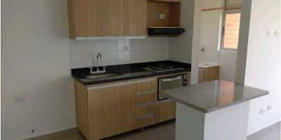 Este gran apartamento  está ubicado en un muy  buen sector de Sabaneta,con excelentes rutas de transporte,cerca a colegios, universidades,hospitales,centros comerciales y parques,rodeado de naturaleza

Cuenta con cocina integral,zona de ropas,calentador,,sala comedor amplia,balcón con una hermosa vista, tres habitaciones con su respectivo clóset,zona para estudio,dos baños cabinados,uno social y otro   en la habitación principal, cuarto util y parqueadero

Unidad residencial con vigilancia las 24 horas,zona húmeda,piscinas,gimnasio,salón social

Un excelente lugar para vivir,que esperas para programar tú visita
