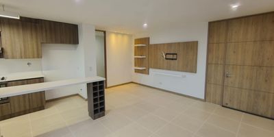 Apartamento en piso 15 con 3 habitaciones (todas con persianas y blackouts), habitacion principal con bano privado y vestier, bano social, sala-comedor con panel japones, mobiliario para sala de TV y zona de ropas con mobiliario; la unidad ofrece vigilancia 24 horas, piscinas cubierta y descubierta, turco, sauna, salon social, gimnasio, zonas verdes, cancha de squash y parqueadero para visitantes.