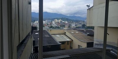 Apartamento de 3 alcobas, alcoba principal con baño, 2 de ellas con clóset, cocina sencilla, área de ropas, sala - comedor con excelente vista, opción de conseguir parqueadero cerca.
