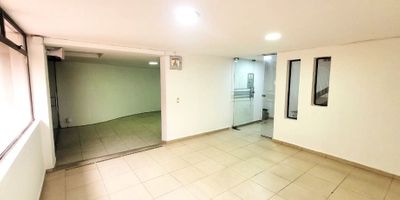 Vendo casas lote en el barrio antiguo Country con alto potencial constructivo.
Oportunidad para constructoras: lote de 650 m² con dos casas contiguas que suman 1.160 m² construidos, ideal para proyectos de renovación, ampliación o construcción corporativa. Cada casa ofrece amplios espacios, oficinas, salones, áreas de coworking y patios cubiertos. Pisos en madera laminada y excelente iluminación natural.
El inmueble no está en propiedad horizontal, lo que facilita desarrollo o reestructuración. Altura permitida estimada: 9 pisos, aunque la zona permite más (torres vecinas de hasta 27 pisos), sujeto a confirmación con curaduría. Uso de suelo variado: comercial, vivienda, institucional y educativo. Estrato: 5 comercial.
Ubicado en Antiguo Country – Virrey, cerca del Parque El Virrey, Zona T y centros comerciales Andino y Atlantis. Acceso estratégico por Carrera 15, Autopista Norte y transporte público cercano, incluyendo Transmilenio Calle 85.