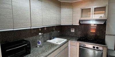 Casa en Envigado, cerca al mall City plaza, a solo 5 minutos del parque de Envigado en unidad cerrada rodeada de naturaleza sin ruido en un ambiente campestre. La casa cuenta con 128 mt2 de lote aproximadamente y 158 mt2 construidos por escritura pero con ampliacion a $220 mt2 aproximadamente distribuidos en 2 niveles y medio. La casa cuenta con 4 alcobas, 2 de ellas con bano privado, las otras 2 comparten un bano, alcoba de servicio, bano social, cocina integral, sala, comedor. Unidad cerrada con piscina, placa deportiva, salon social, porteria 24 horas, zona para mascotas, amplias zona verdes, gimnasio, juegos infantiles 