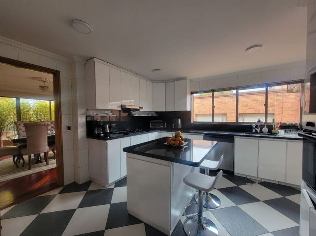 Apartamento de 4 alcobas en venta en Santa Barbara Occidental, Bogotá, 281 m² · foto 7 de 20