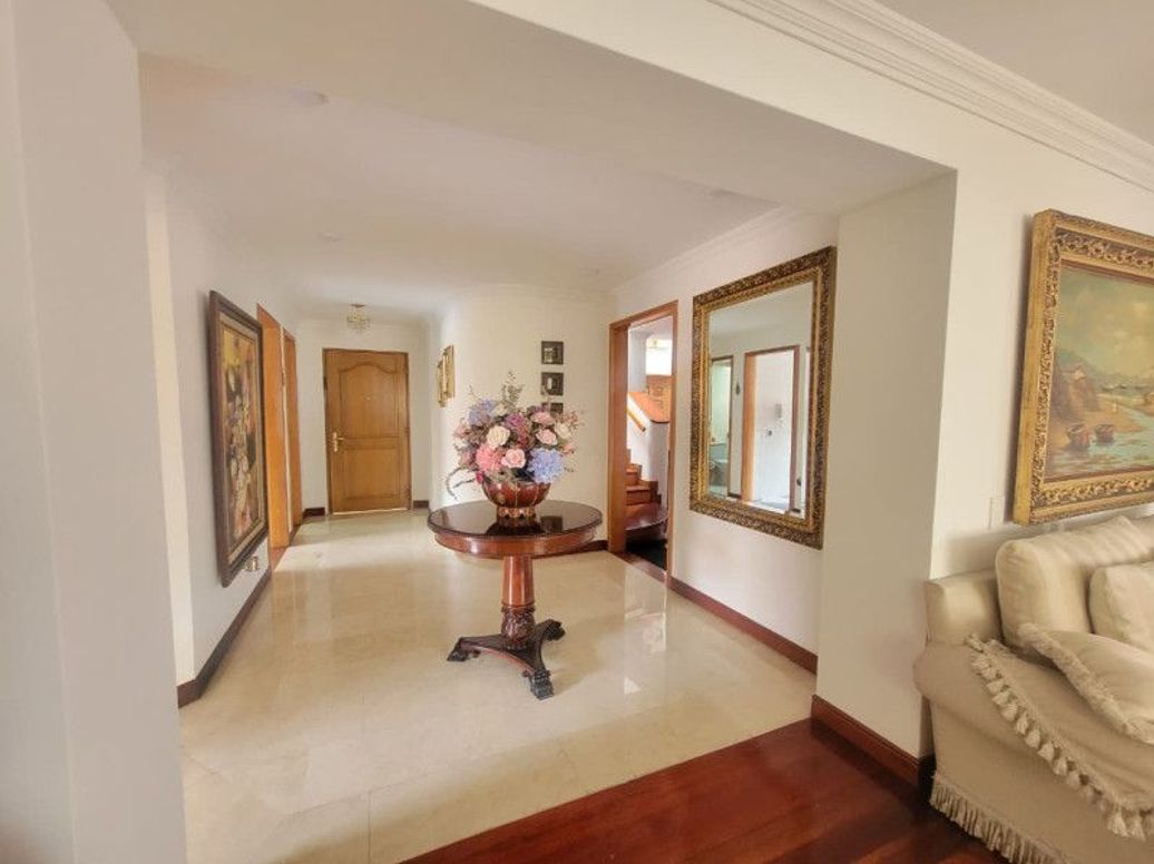 Apartamento de 4 alcobas en venta en Santa Barbara Occidental, Bogotá, 281 m² · foto 9 de 20