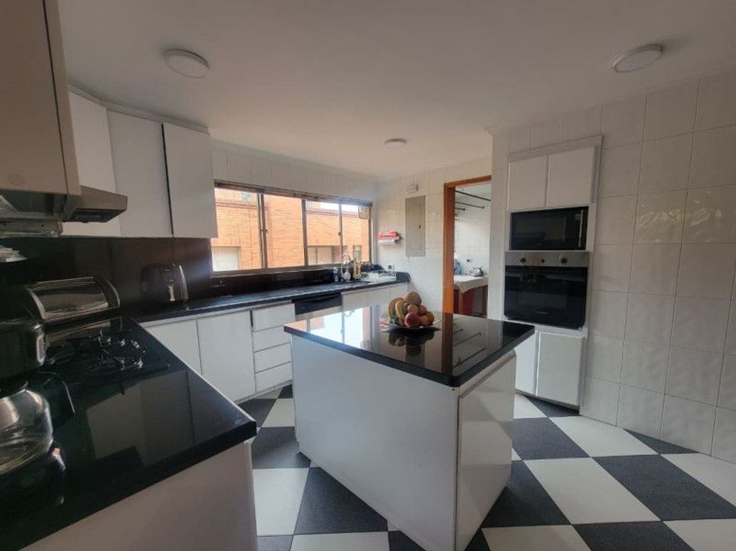 Apartamento de 4 alcobas en venta en Santa Barbara Occidental, Bogotá, 281 m² · foto 8 de 20