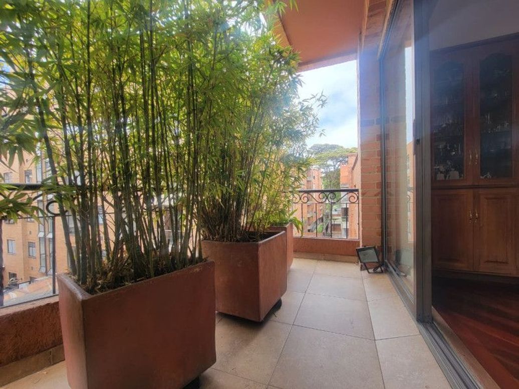 Apartamento de 4 alcobas en venta en Santa Barbara Occidental, Bogotá, 281 m² · foto 3 de 20
