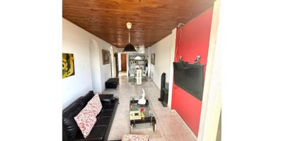 CÓDIGO 9640FR749 Este acogedor apartamento de 80 M2 se encuentra disponible para alquilar en la hermosa ciudad de Cartagena de Indias, ubicado en el departamento de Bolívar. Con una ubicación estratégica cerca de centros comerciales, colegios y universidades, así como de zonas verdes y residenciales, este apartamento es perfecto para aquellos que buscan comodidad y conveniencia.

Con un área total de 80 M2 distribuidos en 3 alcobas y 2 baños, este apartamento es ideal para una familia pequeña o para aquellos que buscan un espacio amplio y cómodo. Además, cuenta con un garaje para brindar seguridad y comodidad al momento de estacionar su vehículo.

En su interior, este apartamento ofrece una amplia gama de comodidades que harán que tu estadía sea más agradable. Con acabados de lujo, armarios empotrados y una cocina integral equipada con barra estilo americano, este apartamento es perfecto para aquellos que disfrutan de la buena vida.

Además, entre sus características internas se encuentran elementos como aire acondicionado, calentador y un sistema de control de ruido y temperatura para garantizar tu comodidad en todo momento. También incluye una terraza con vista panorámica para que puedas relajarte y disfrutar de la hermosa vista de la ciudad.

No tendrás que preocuparte por dejar a tu mascota en casa, ya que este apartamento admite mascotas. También cuenta con servicios como agua, electricidad, gas domiciliario y conexión a internet para tu conveniencia.

Entre otras características que destacan de este apartamento, se encuentran la presencia de sauna, jacuzzi y baño en habitación principal, ideales para relajarse después de un día agotador. También cuenta con acceso pavimentado, parques cercanos y una zona infantil para que tus hijos puedan jugar y divertirse.

Por último, cabe destacar su cercanía a áreas turísticas y zonas de entretenimiento, así como su acceso rápido a tiendas de barrio y restaurantes, lo que lo convierte en un