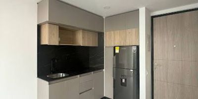 Se arrienda espectacular apartaestudio  en el sector de Santa Barbara, 30 mts cuenta con 1 habitacion con closet, 1 baño totalmente terminado , sala pequeña con vista exterior y balcon, cocina integral, zona de lavanderia independiente, pisos en madera laminada y ceramica, 1 parqueadero cubierto. Excelente ubicacion cerca a vias principales y facil acceso a trasnporte publico